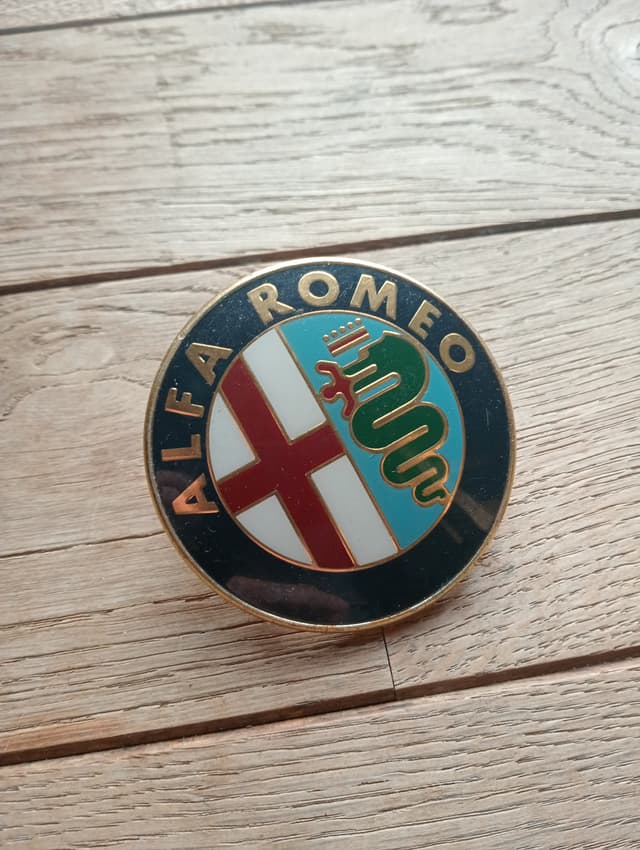 Alfa Romeo hood sign